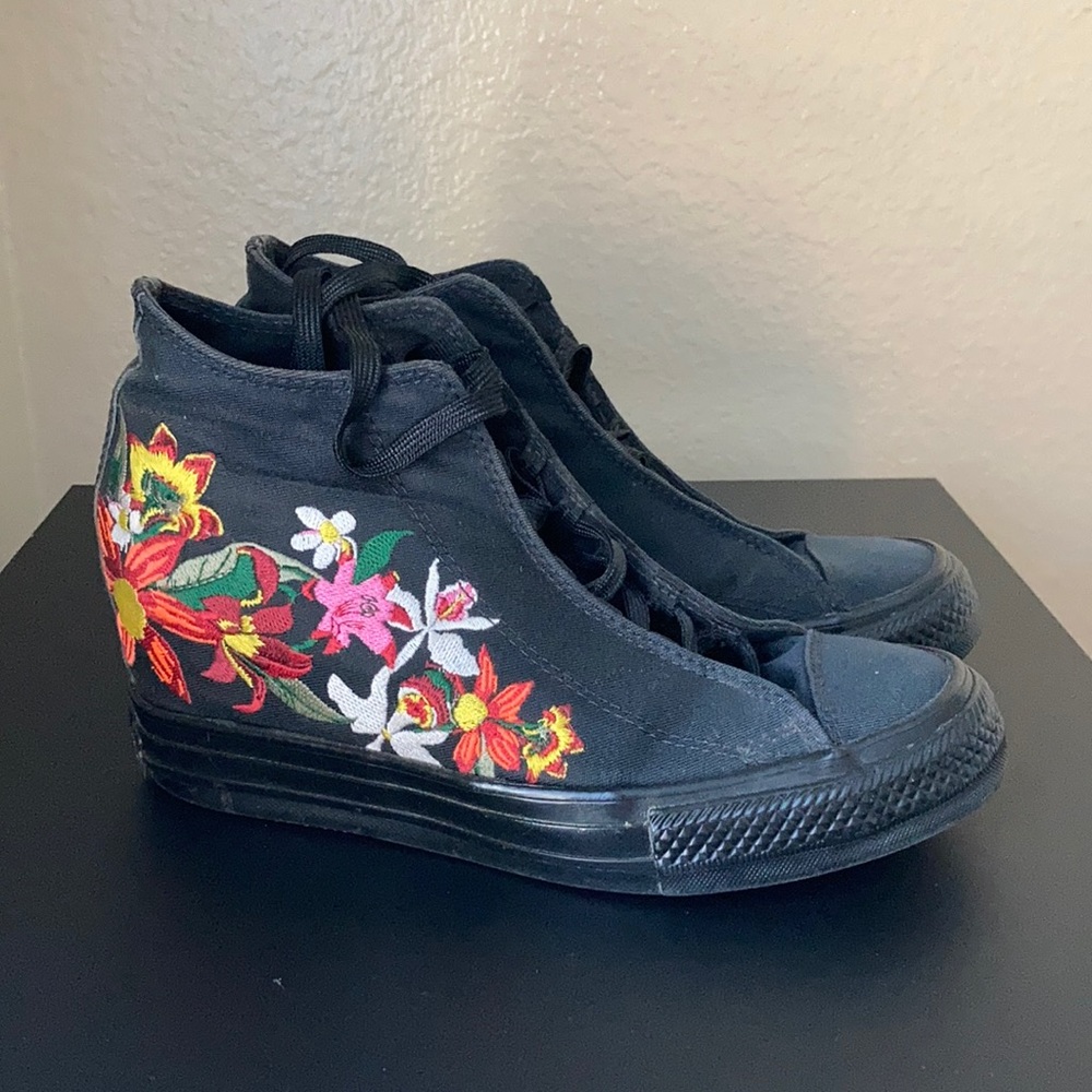 US7 Embroidered Wedge Heels